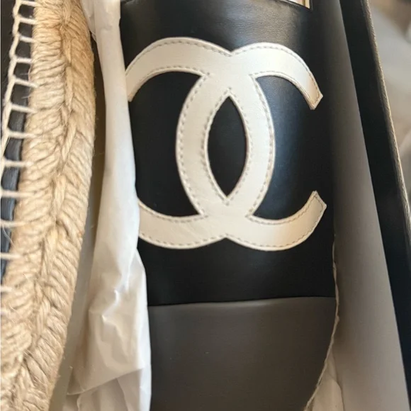 CHANEL Black and White Espadrilles with CC Logo - Picture 9 of 11